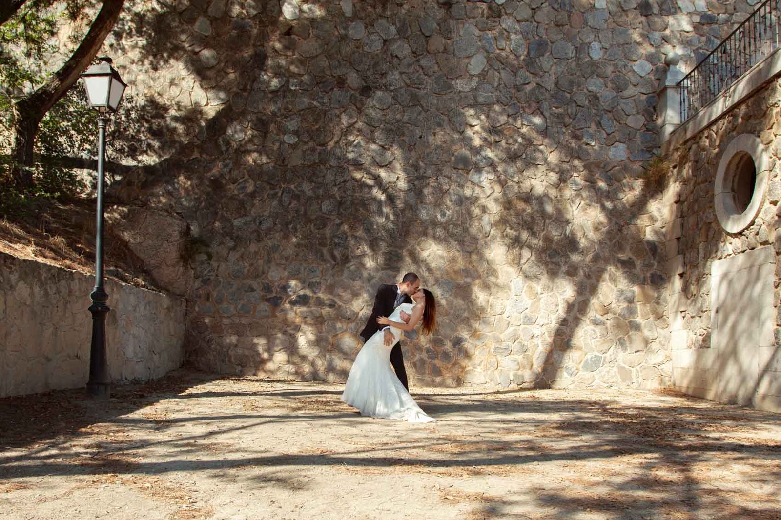 galeria-header-lifeandlove-sophia-arenas-fotografa-madrid-sesion-fotos-exterior-pareja-novios-enamorados-postboda-toledo-besos.jpg