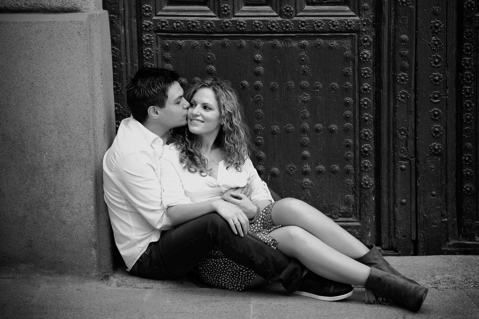galeria-lifeandlove-sophia-arenas-fotografa-madrid-sesion-fotos-exterior-pareja-novios-enamorados-preboda-latina-madrid-calle.jpg