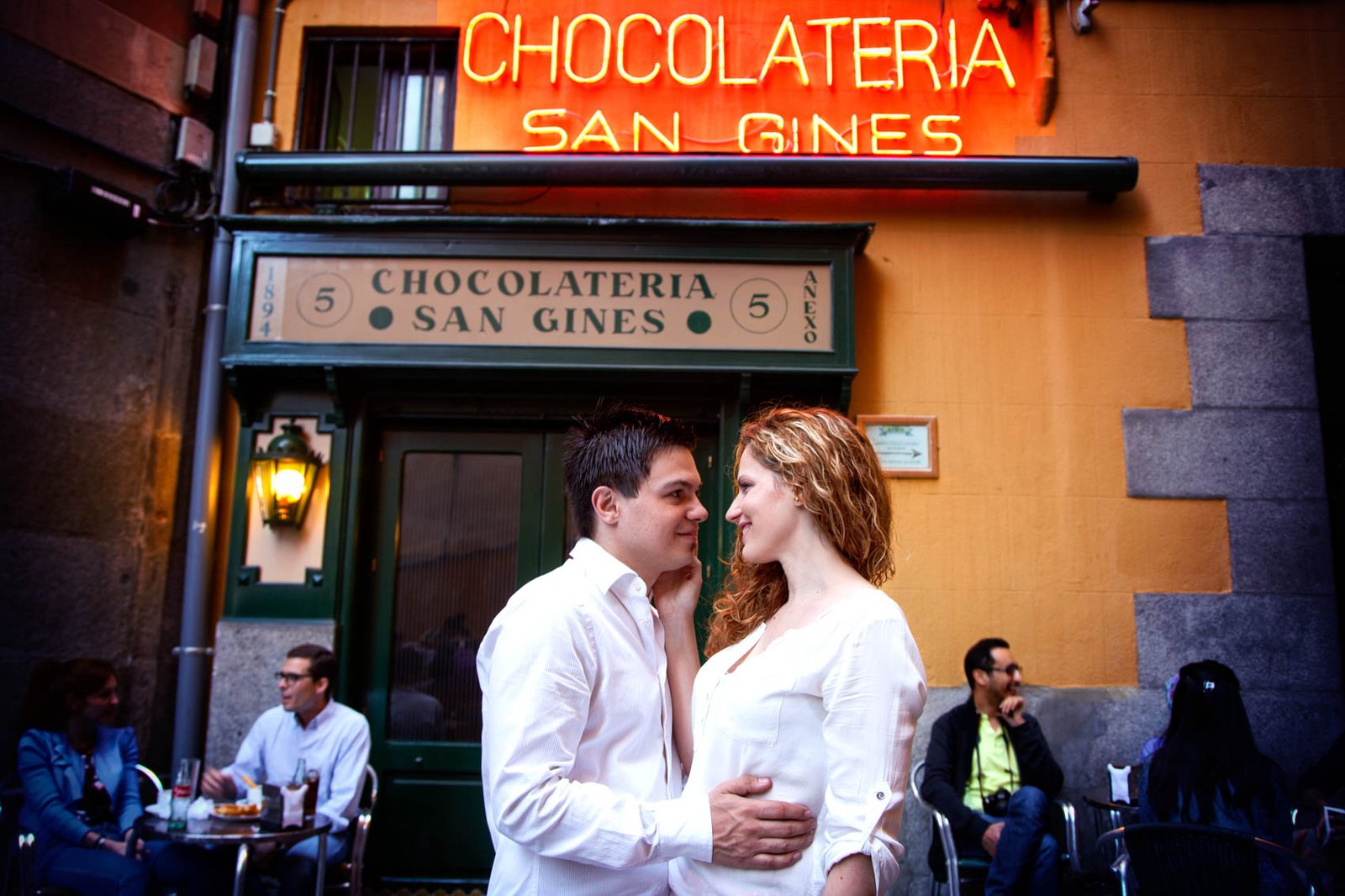 galeria-lifeandlove-sophia-arenas-fotografa-madrid-sesion-fotos-exterior-pareja-novios-enamorados-preboda-latina-madrid.sangines-churros.jpg