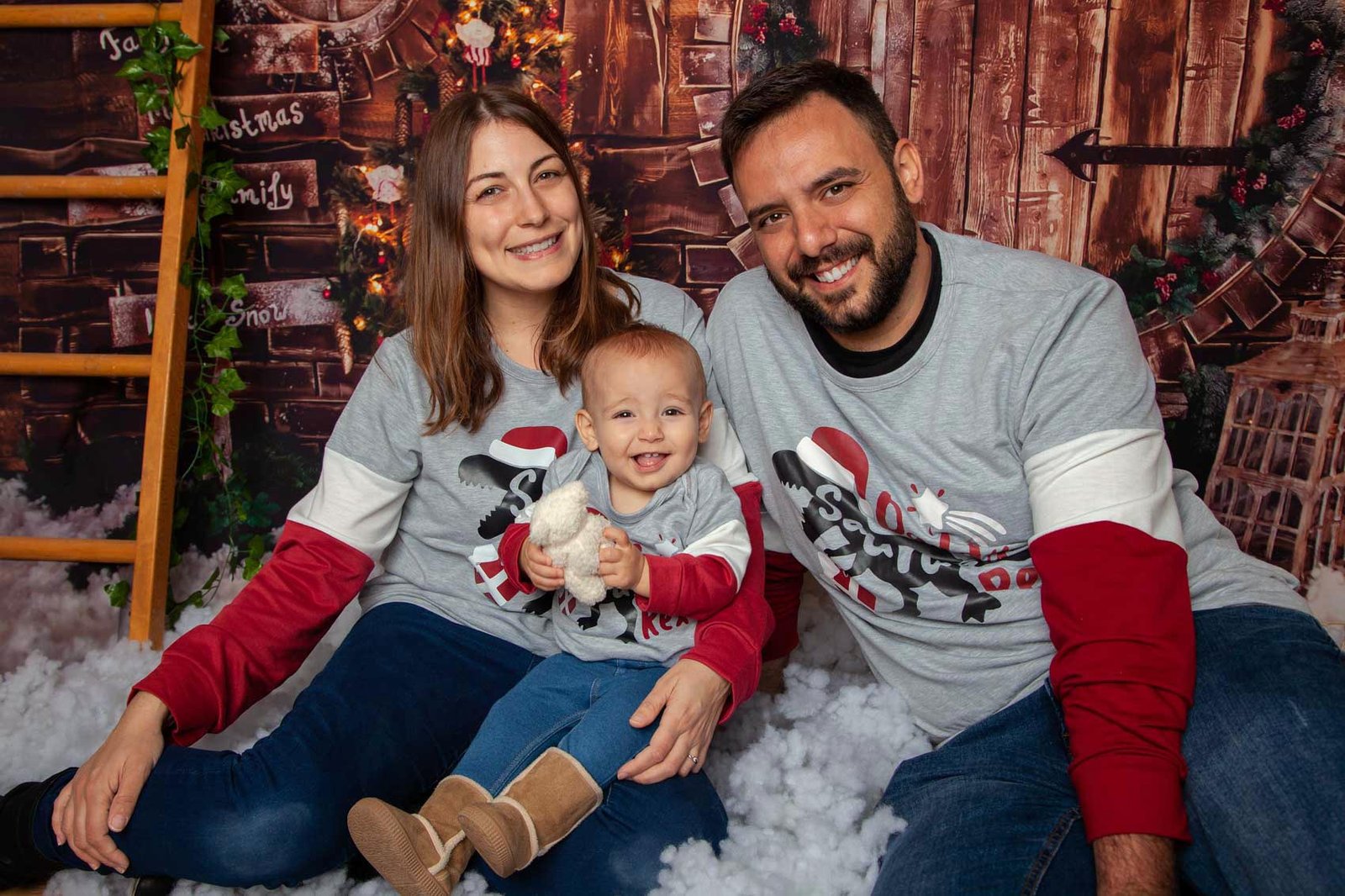 navidad-2022-sesiones-fotograficas-ilussion-estudio-fotografa-sophia-arenas-madrid-nieve-casita-madera-nina-familia.jpg