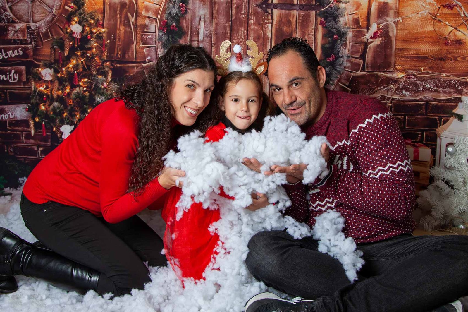 navidad-2022-sesiones-fotograficas-ilussion-estudio-fotografa-sophia-arenas-madrid-nieve-casita-madera-nina-hada-familia-soplar.jpg