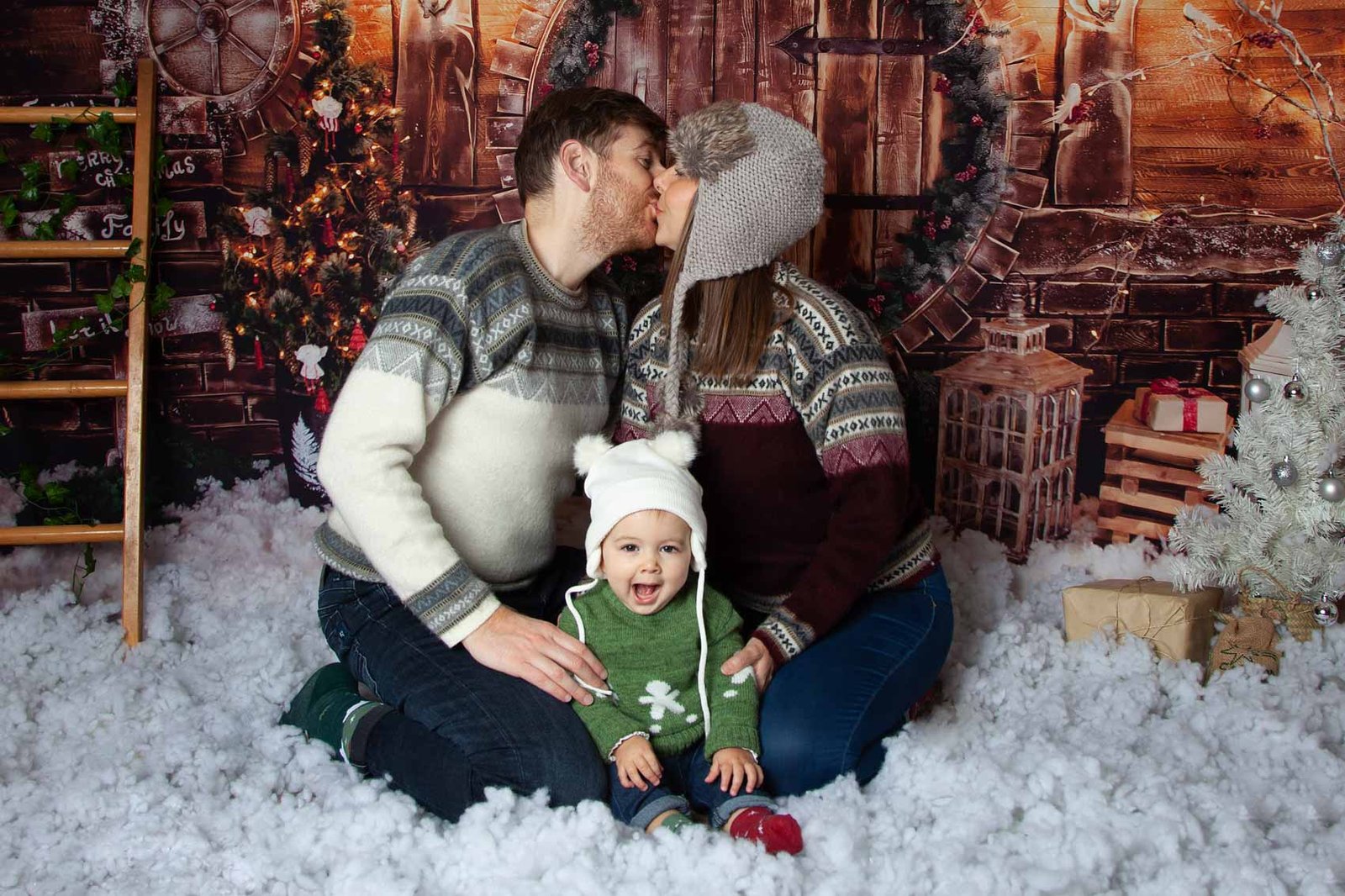 navidad-2022-sesiones-fotograficas-ilussion-estudio-fotografa-sophia-arenas-madrid-nieve-casita-madera-nina-jersey-feliz-sonrisa-gorros-invierno.jpg