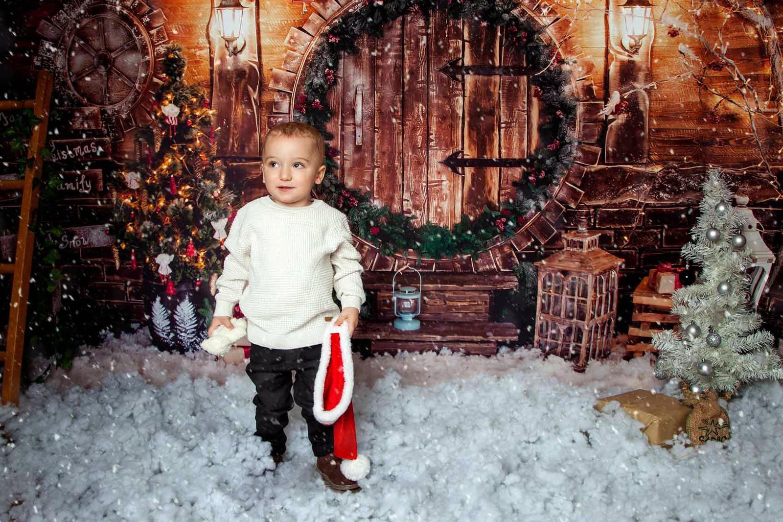 navidad-2022-sesiones-fotograficas-ilussion-estudio-fotografa-sophia-arenas-madrid-nieve-casita-madera-nino-papa-noel-gorro.jpg