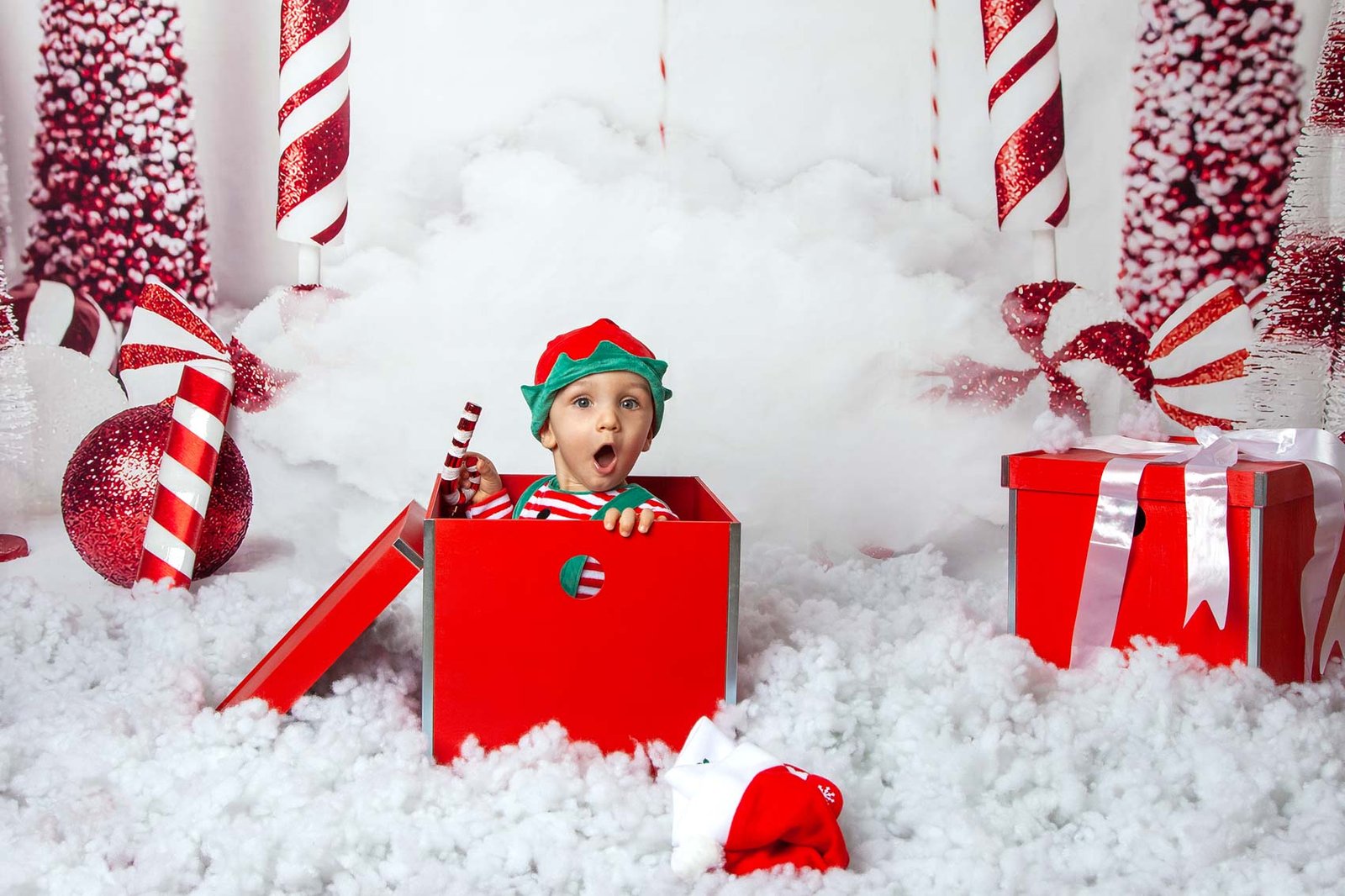 navidad-2022-sesiones-fotograficas-ilussion-estudio-fotografa-sophia-arenas-madrid-nieve-rojo-dulce-nino-caja-sorpresa.jpg