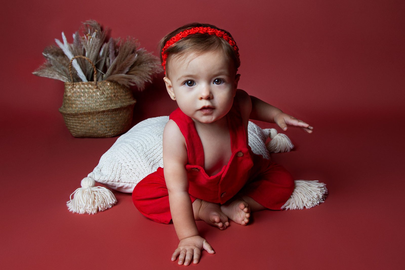 sesion-sitter-sophia-arenas-fotografa-madrid-ilussion-estudiobebe-8-meses-nina-fondo-rojo-decoracion-boho-pose-heroina.jpg