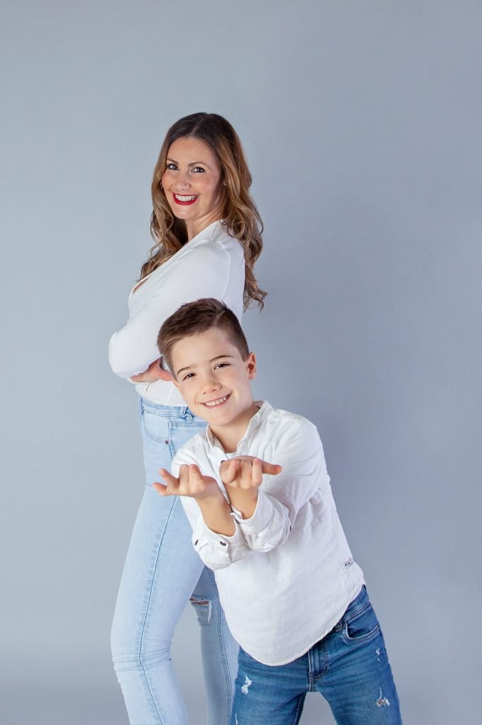 sesiones-familiares-familia-fotografa-sophia-arenas-madrid-ilussion-estudio-decorado-fondo-gris-nino-madre-juego-spiderman-sonrisa.jpg