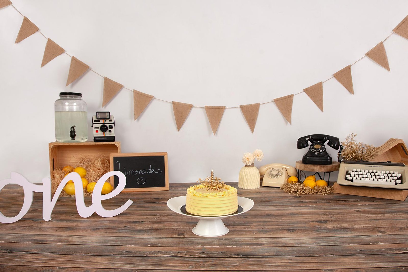 escenario-smashcake-cumpleaños-fotografa-sophia-arenas-madrid-ilussion-estudio-comer-tarta-amarillo-marrón-vintage-maquina-escribir