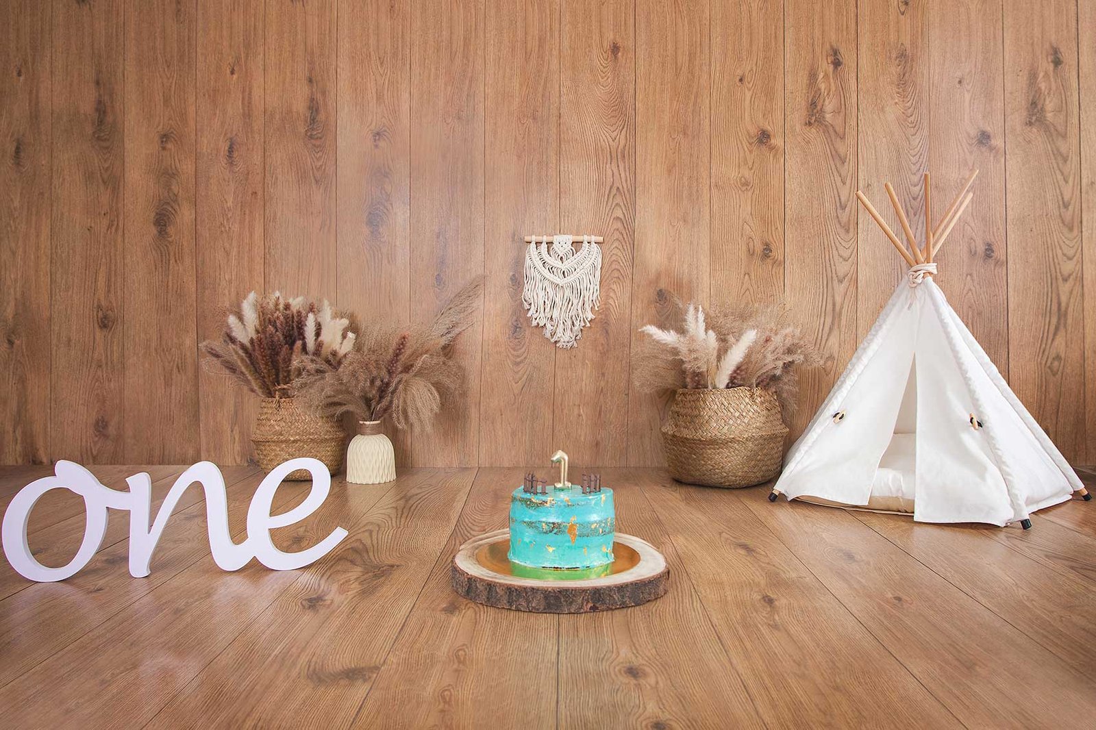escenario-smashcake-cumpleaños-fotografa-sophia-arenas-madrid-ilussion-estudio-comer-tarta-boho-madera-indio-tipi