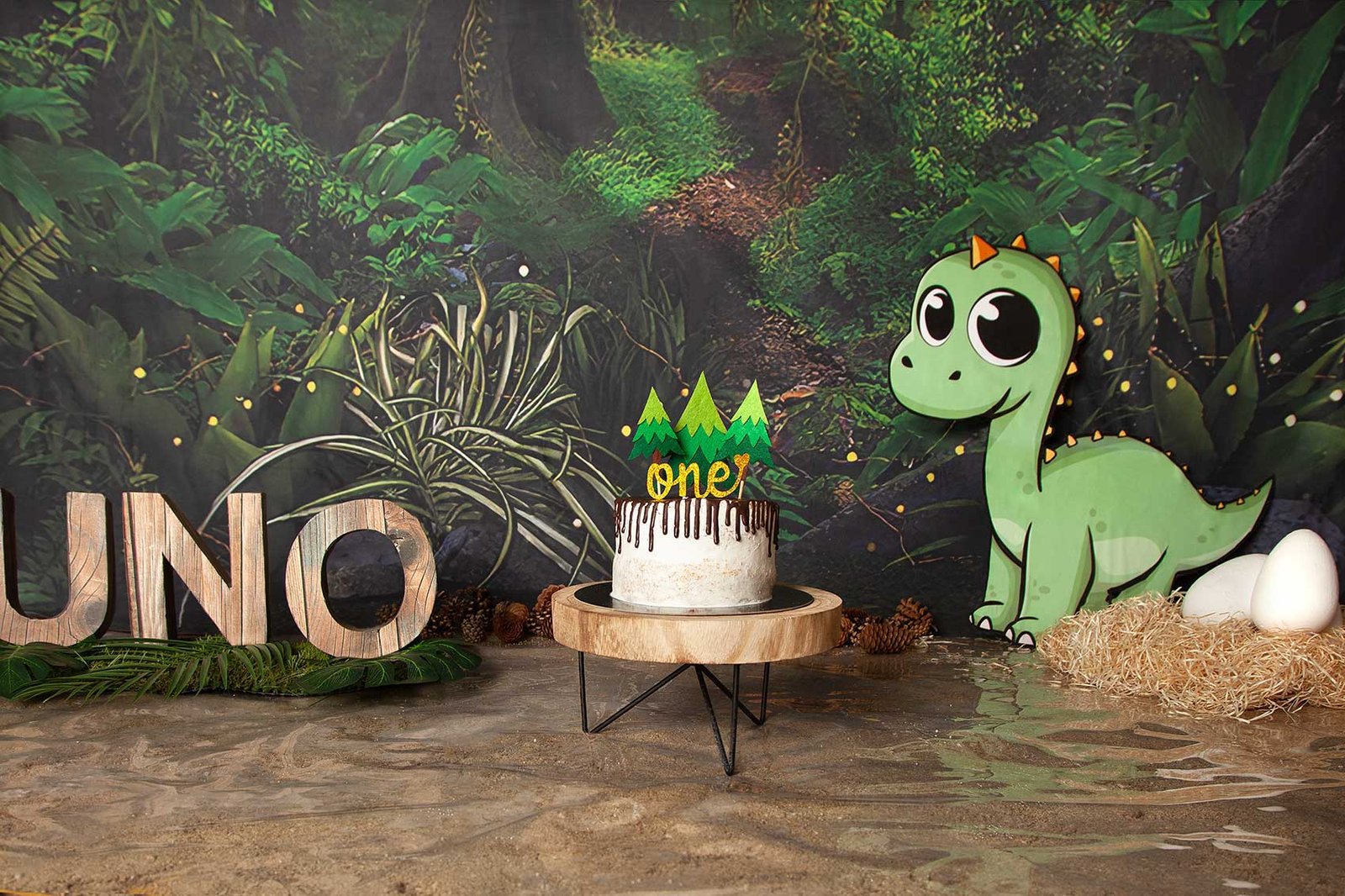 escenario-smashcake-cumpleaños-fotografa-sophia-arenas-madrid-ilussion-estudio-comer-tarta-dinosaurio-arena-playa-jardin-cesped
