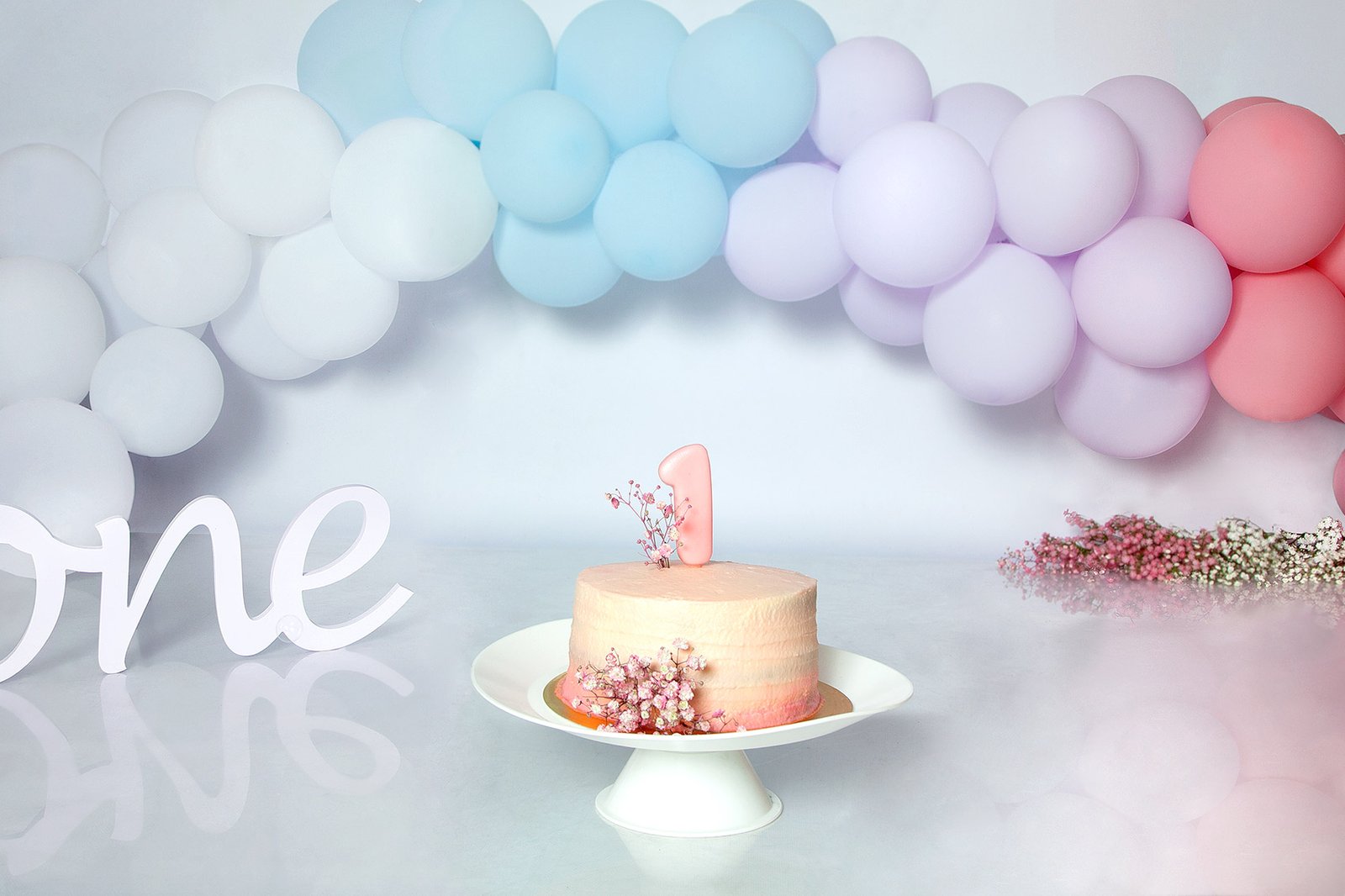 escenario-smashcake-cumpleaños-fotografa-sophia-arenas-madrid-ilussion-estudio-comer-tarta-globos-celeste-rosa-turquesa-niña-flores-blanco
