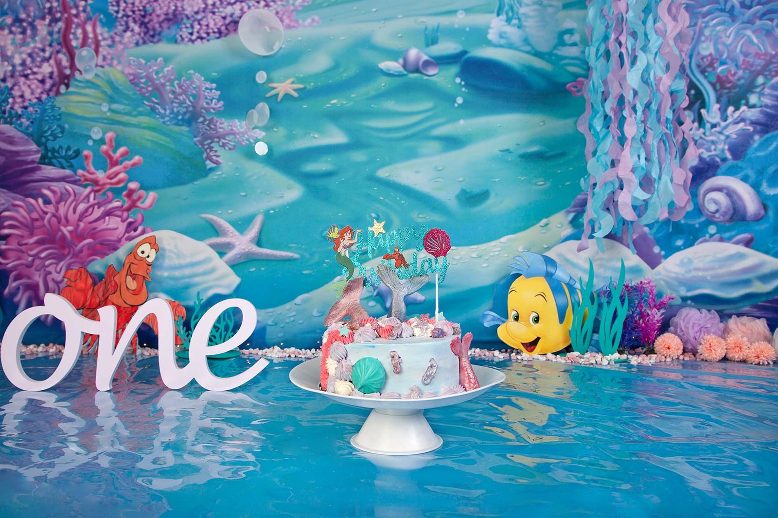 escenario-smashcake-cumpleaños-fotografa-sophia-arenas-madrid-ilussion-estudio-comer-tarta-splash-sirenita-azul-rosa-turquesa