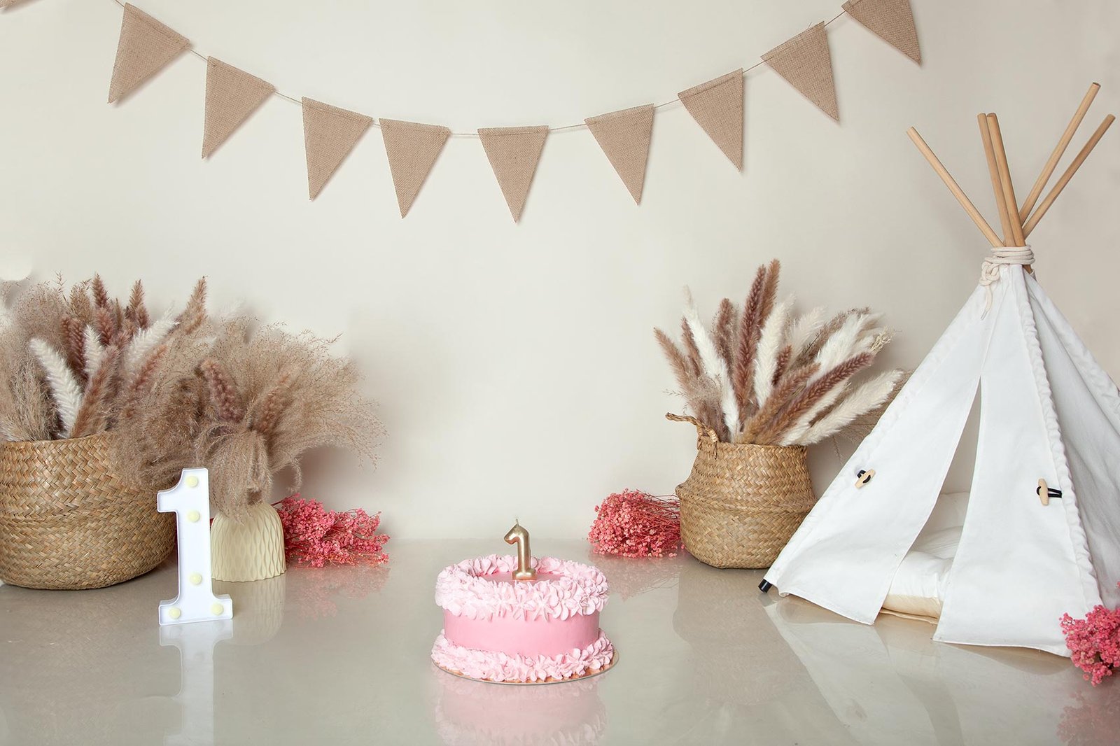 escenario-smashcake-cumpleaños-fotografa-sophia-arenas-madrid-ilussion-estudio-decorado-boho-tienda-tipi-indio-flores-rosas