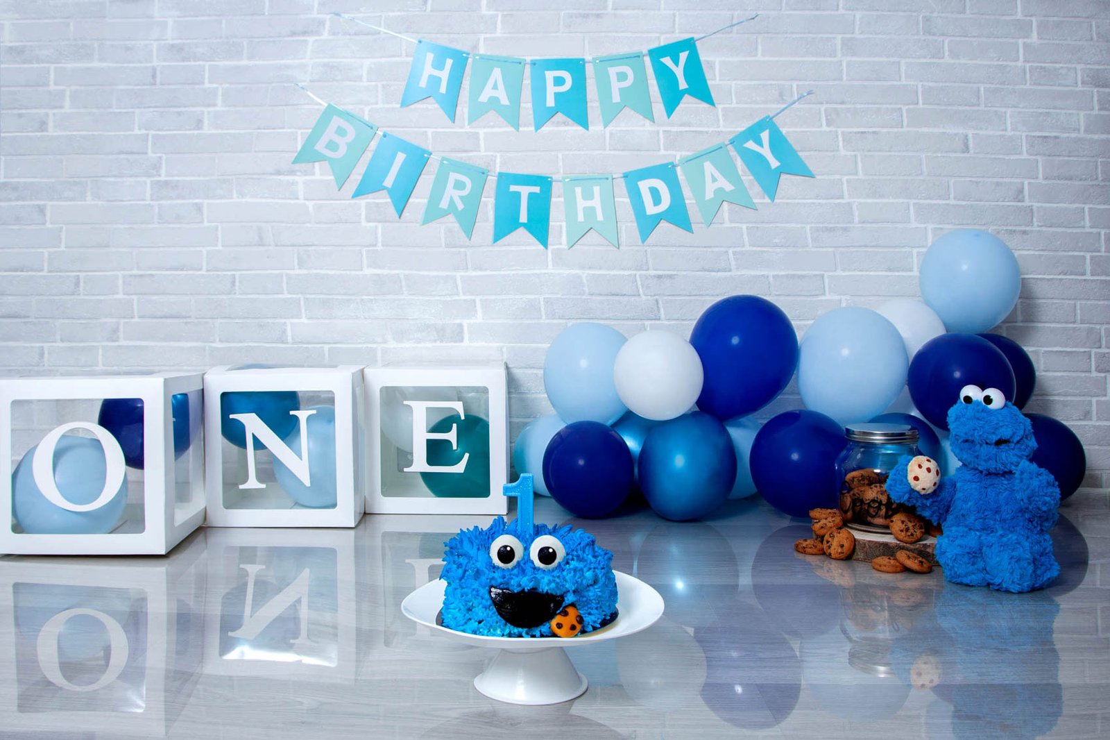 escenario-smashcake-cumpleaños-fotografa-sophia-arenas-madrid-ilussion-estudio-decorado-monstruo-galletas-loco-azul
