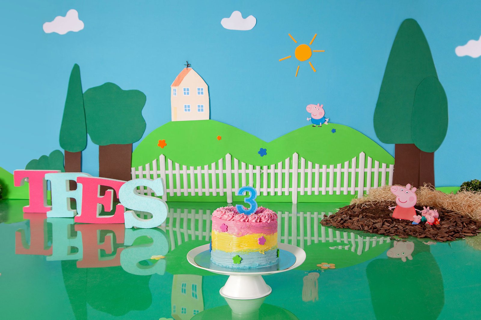 escenario-smashcake-cumpleaños-fotografa-sophia-arenas-madrid-ilussion-estudio-decorado-pepa-pig-dibujos-animados