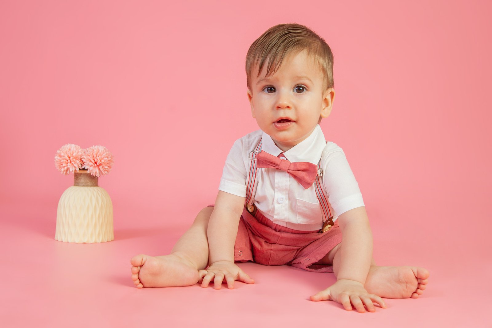 sesión-fotos-sitter-bebe-9meses-niño-rosa-traje-vestir-boho