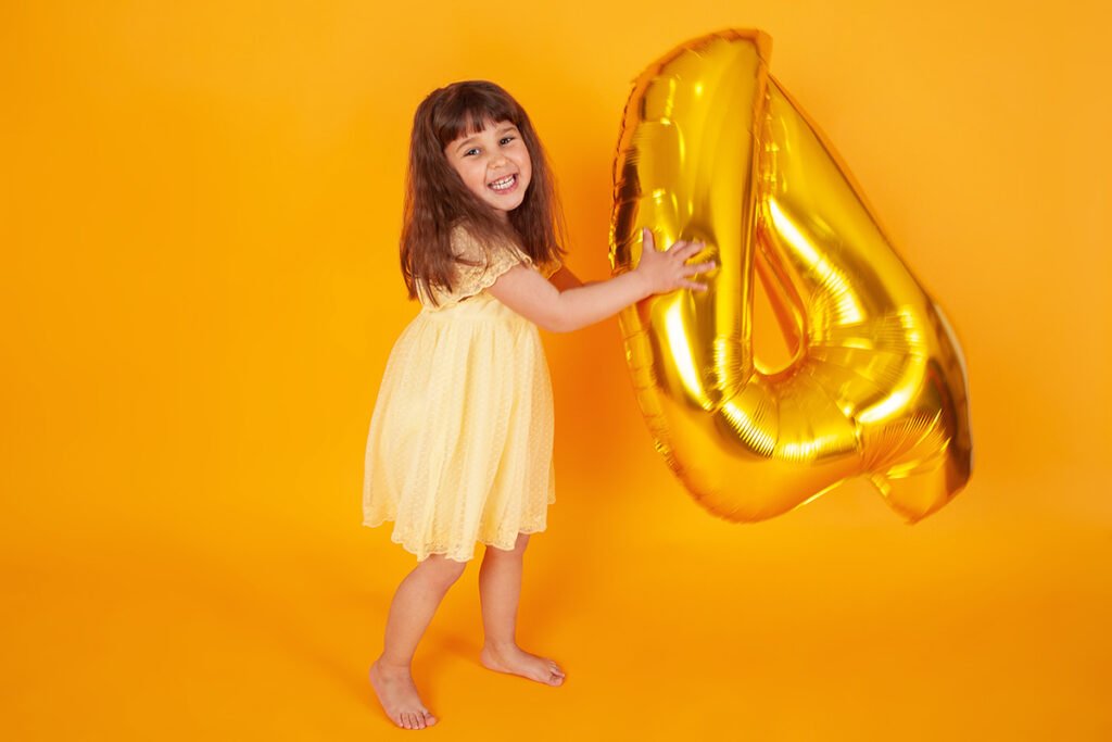 Cumpleanos_infantiles_madrid_toledo_sesion_fotos_sophia_arenas_nina_amarillo_4_anos_giro_sonrisa