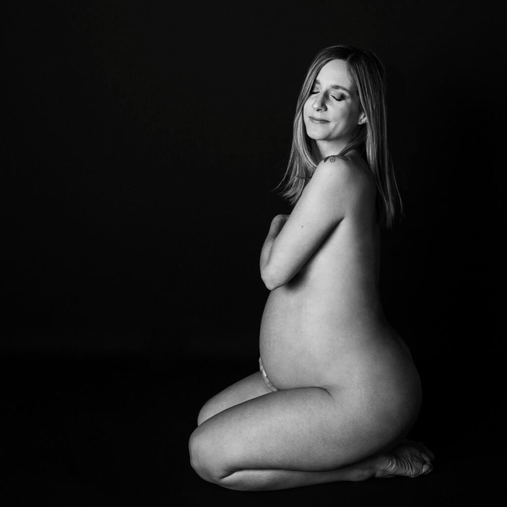 fotografo-madrid-sophia-arenas-ilussion-estudio-sesion-fotos-embarazo-byn-desnudo