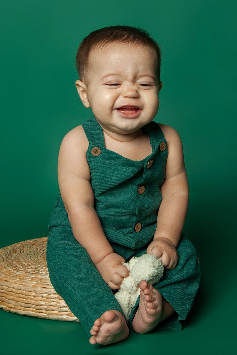sesion-sitter-sophia-arenas-fotografa-madrid-ilussion-estudio-bebe-8-meses-niño-fondo-verde-decoracion-boho-carcajada