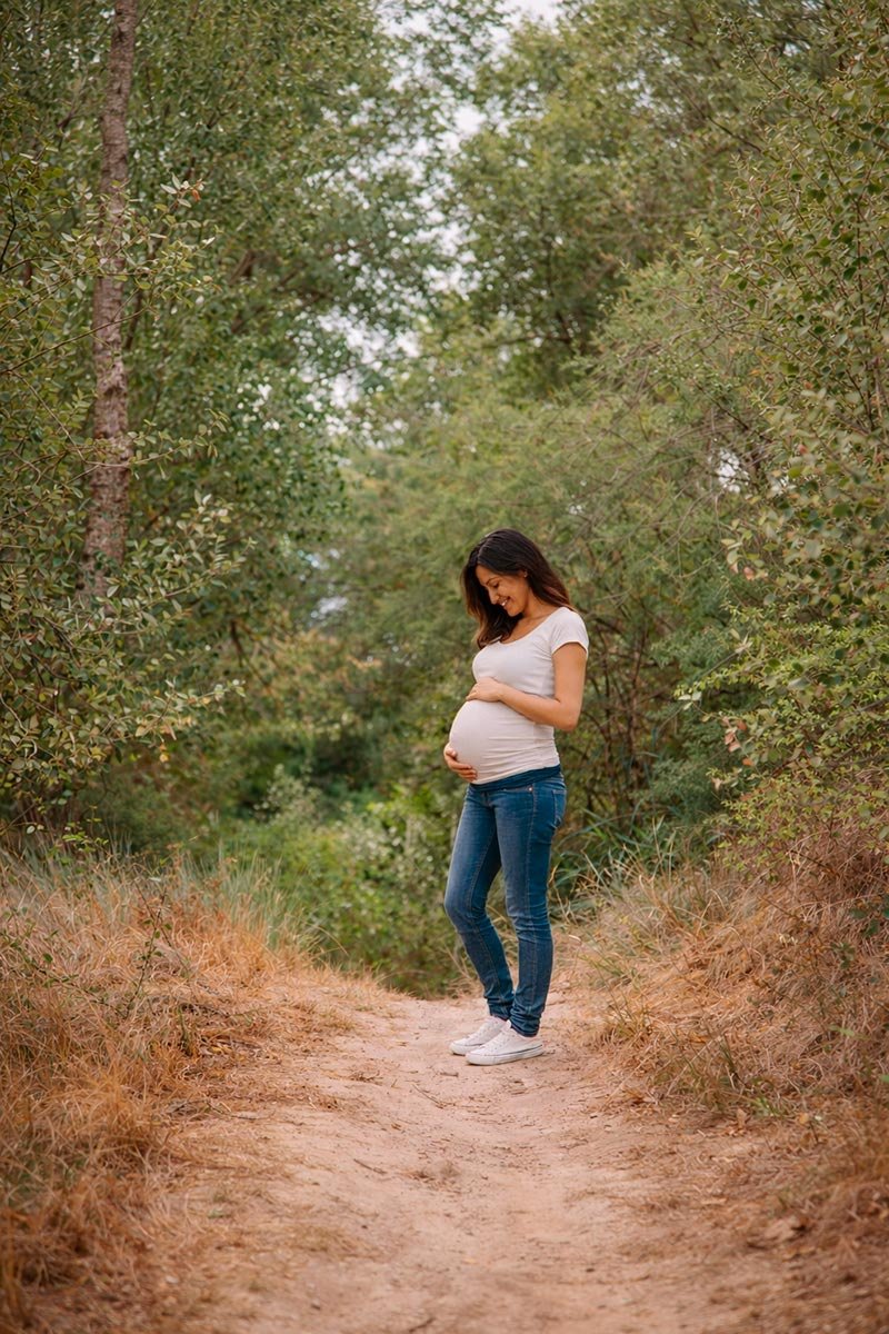 sesion_fotos_embarazo_madrid_toledo_exterior_sophia_arenas_mujer_maternidad_mujer_jeans_bosque