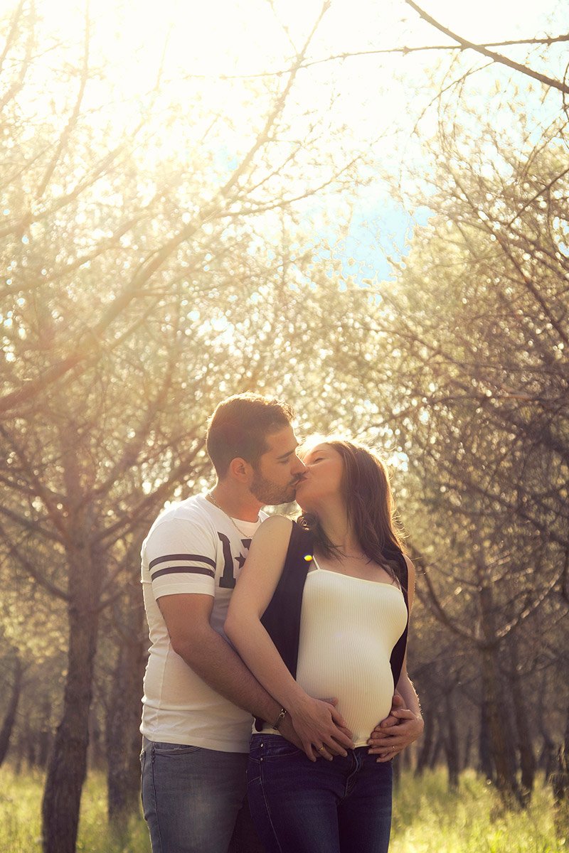 sesion_fotos_embarazo_madrid_toledo_exterior_sophia_arenas_mujer_maternidad_mujer_pareja_jeans_bosque